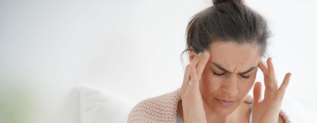 woman with severe migraine seeks help